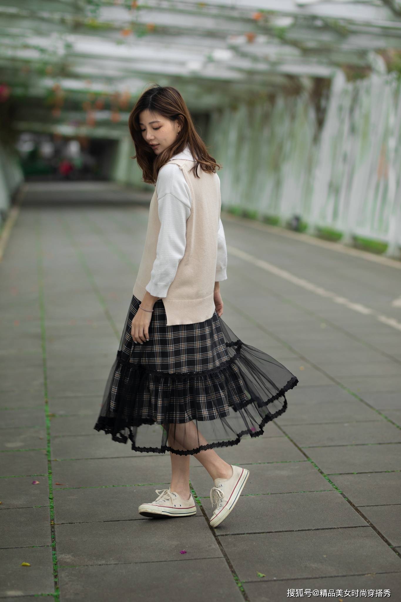 吊带 秋日里穿着很是吸睛时尚的小姐姐