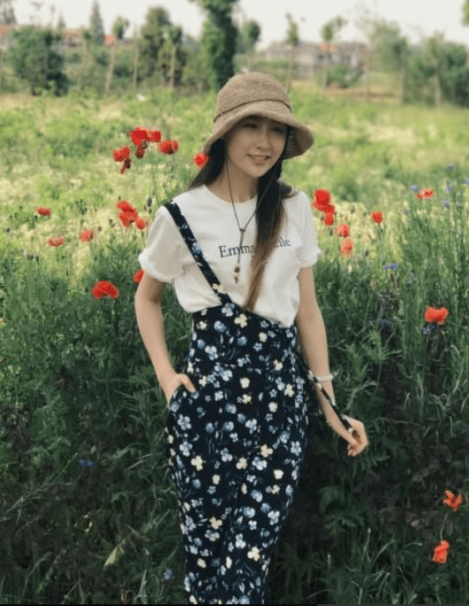 显得 雷佳音老婆有张“旺夫脸”，绿纱衬衫配阔腿裤，气质嫩得像少女