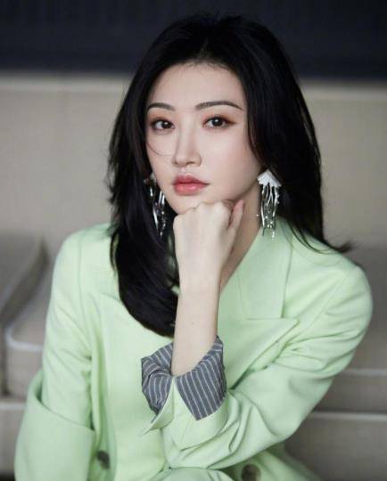 景甜 景甜穿衣太时尚了,一身半坡西装尽显御姐范,内搭白吊带很性感