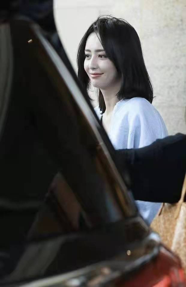 佟丽娅 佟丽娅这次“装嫩”终于顺眼了！穿女团装没翻车，剪短发太年轻