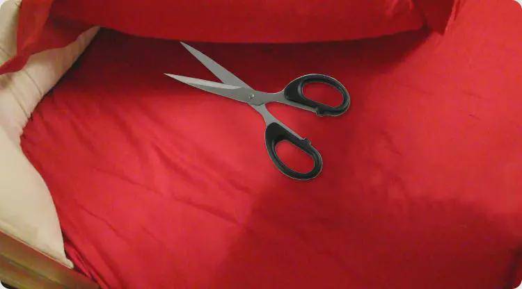 玄机妙算枕头下放剪刀真能挡煞吗今天就来告诉你