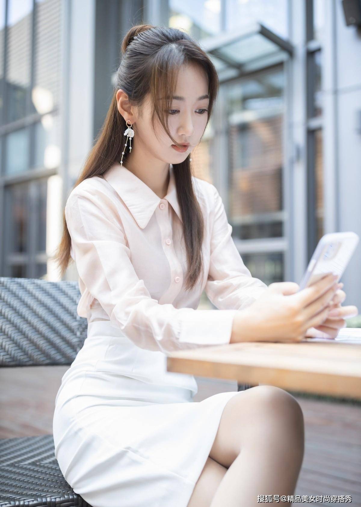 显高 浅粉色的衬衫很是清新减龄，下搭一条白色的半身裙，清新感十足