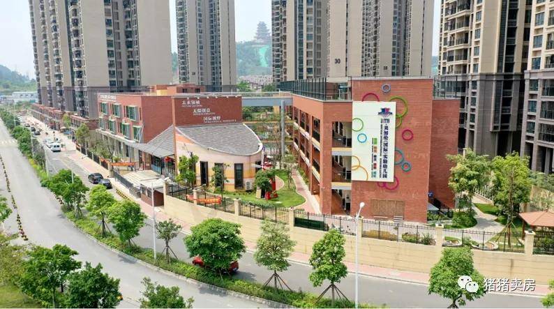 教育方面,保利紫山内配套有展旗学校和美加仑国际幼儿园,目前均已开学