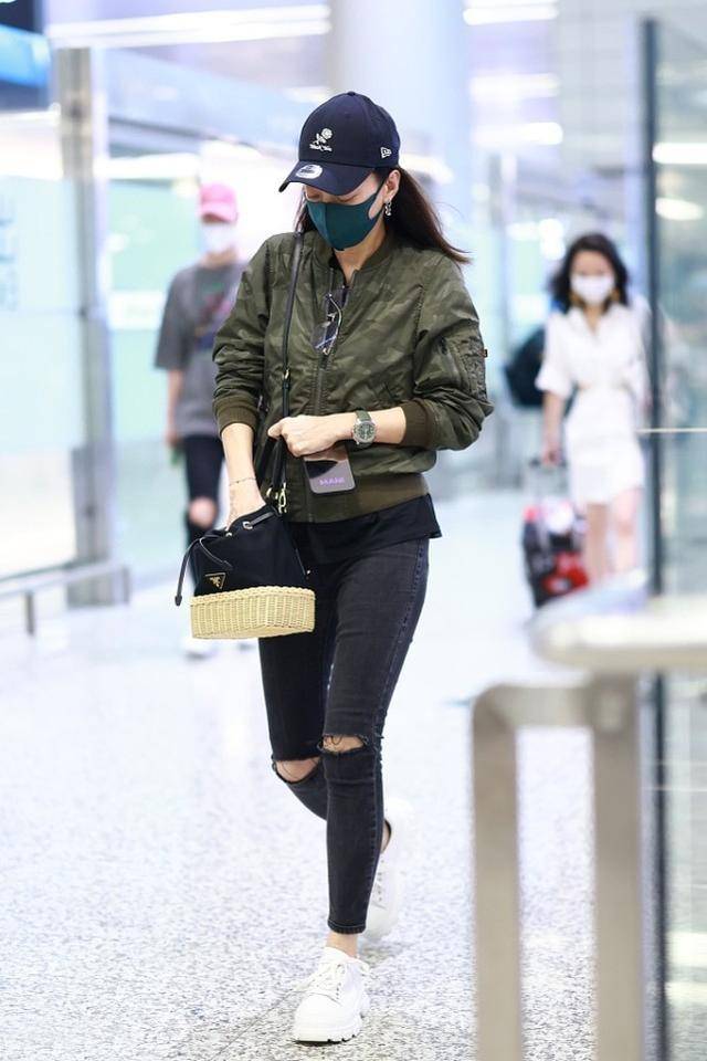 牛仔 霍汶希不愧是“最美经纪人”，秋冬造型时髦又养眼，不会穿就看看