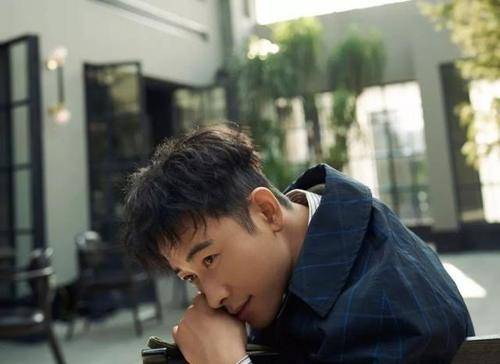 中性 唐嫣放飞自我玩转中性风Look,罗晋“妇唱夫随”风尚大片好接地气