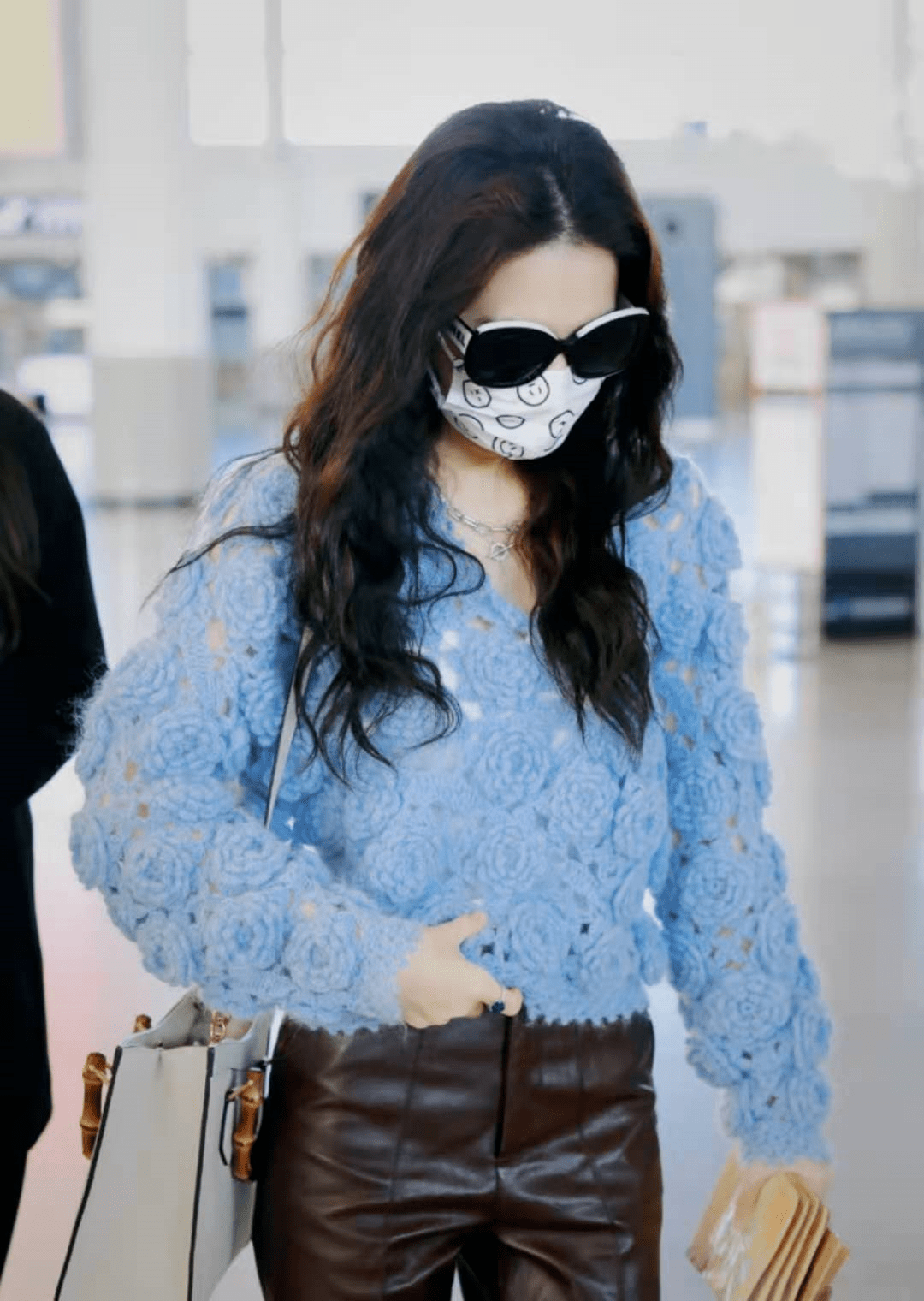 毛衣 徐璐的身材和气质真好，穿绿色小西装搭配牛仔裤，高级又时髦！