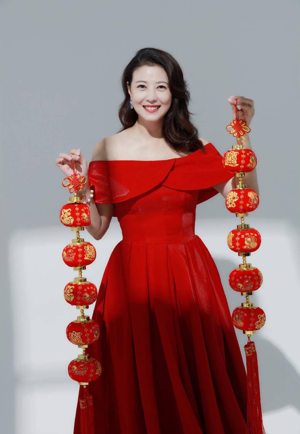 卷发周海媚扮嫩失败,穿棒球服看着挺减龄,却被“阿姨卷发”暴露年纪