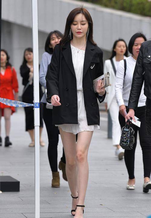 显得 秋季优雅大气的穿搭，黑色西装内搭白色连衣裙，穿出了柔美与帅气