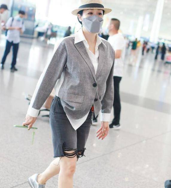 设计 钟丽缇一身潮装现身机场,西装混搭牛仔上身,比年轻人都还敢穿