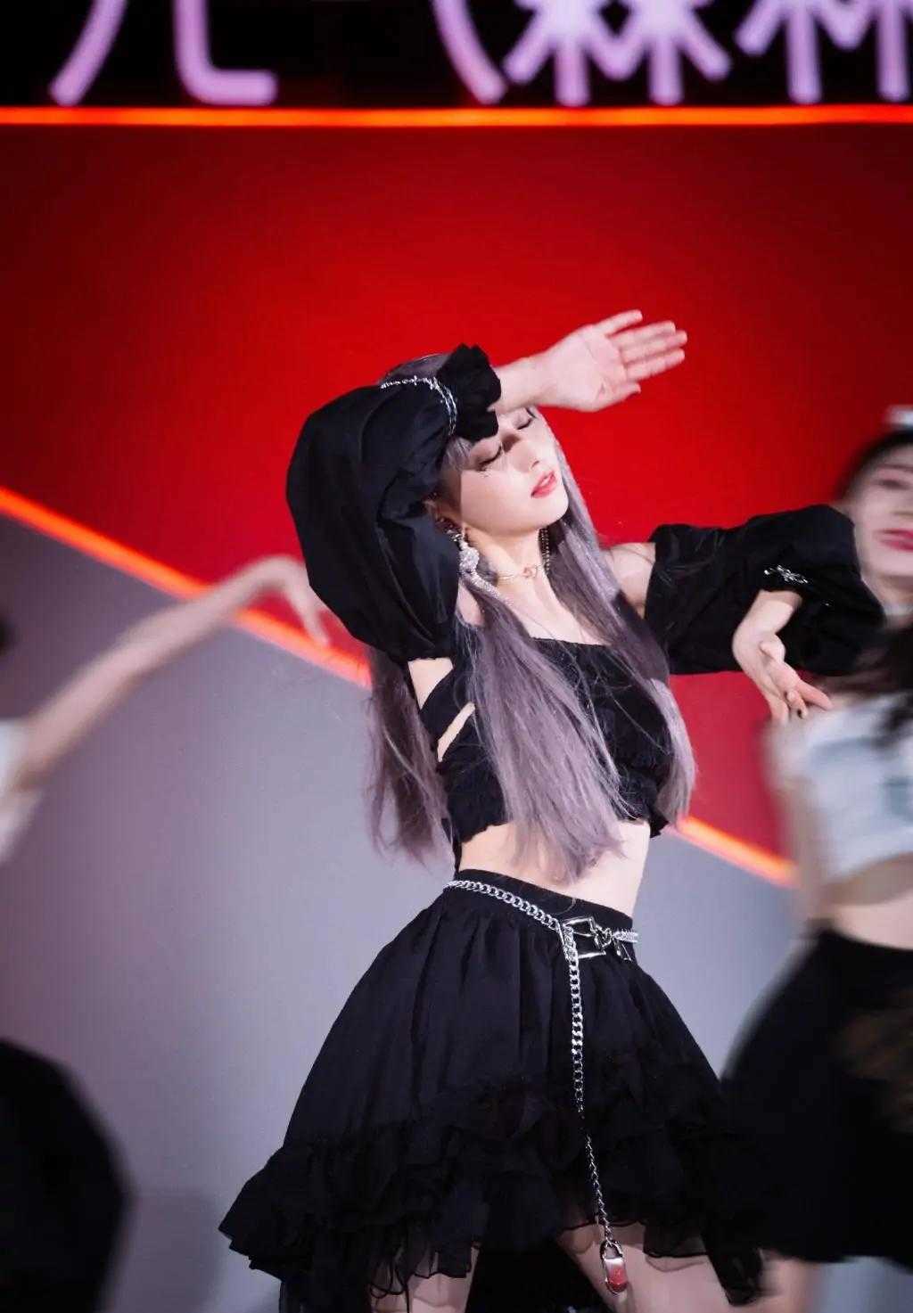 通身 佟丽娅离婚后风格大变，染灰紫色长发配女团造型，美得差点认不出