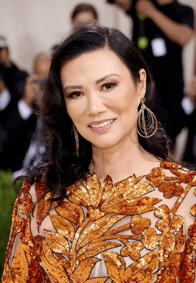 身材 邓文迪真是“女强人”的代表，穿橘色树叶裙走红毯，阔气感十足！