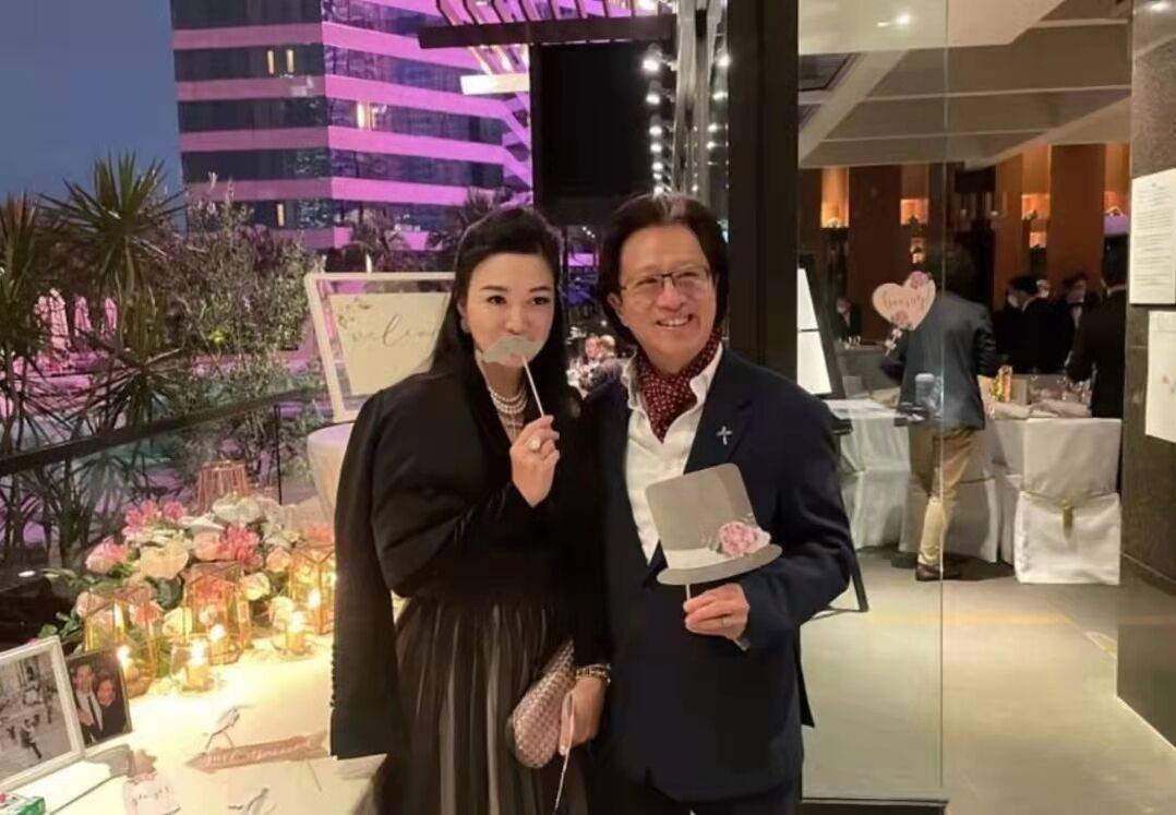 岁陈少霞近照曝光,与大19岁老公出席宴会,高龄产子身材恢复好_李文辉