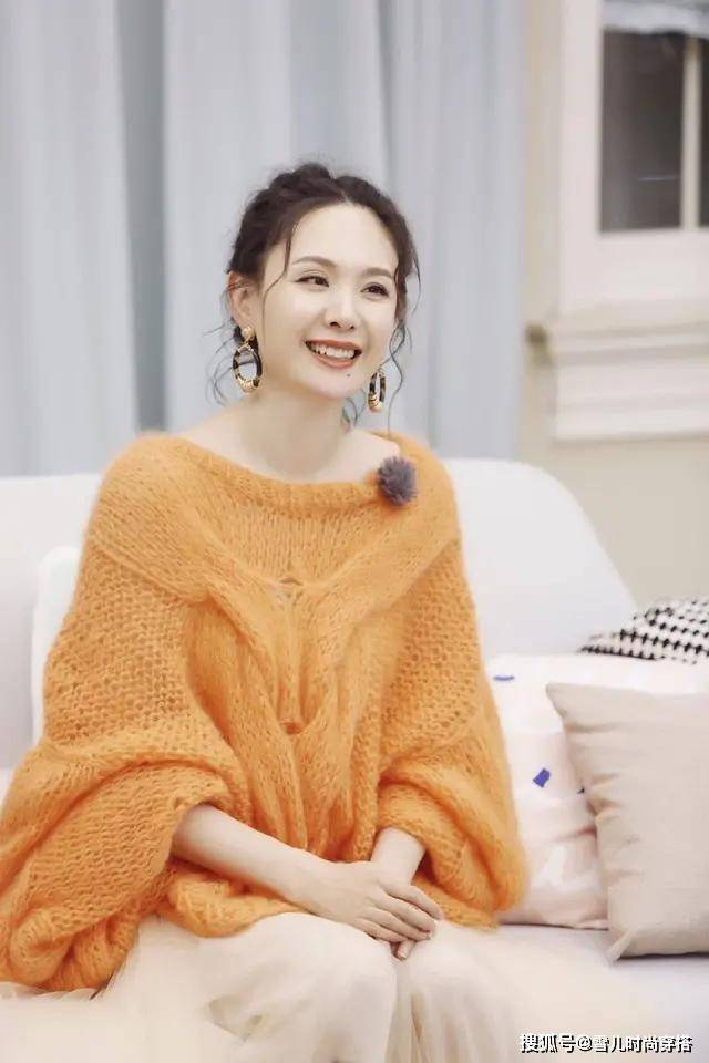 感觉 程莉莎终于穿旗袍了，绿色修身旗袍裙配复古盘发，美得不像话