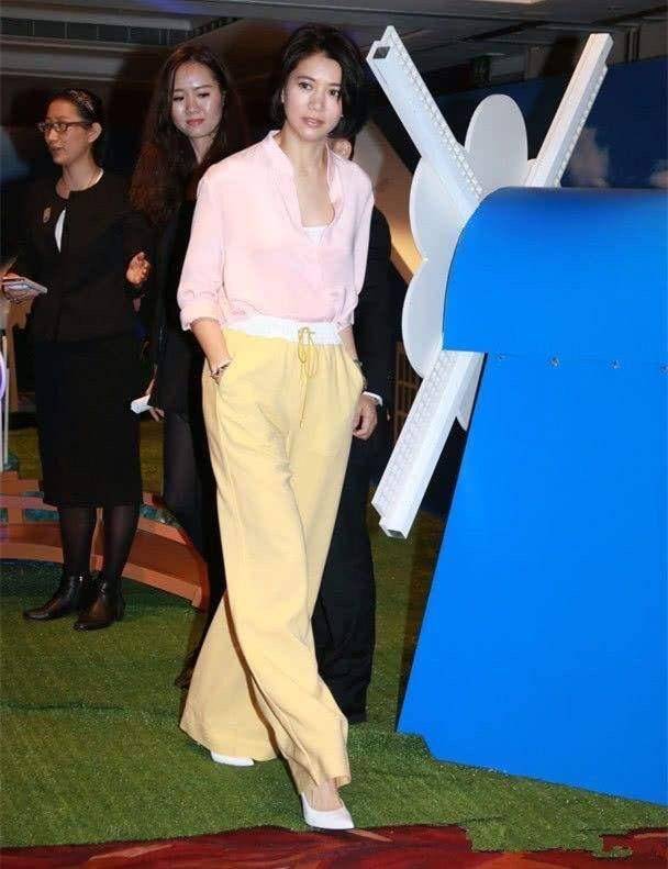 袁咏仪 袁咏仪穿白衬衫参加直播,却被十级滤镜变了脸,估计张智霖也难认