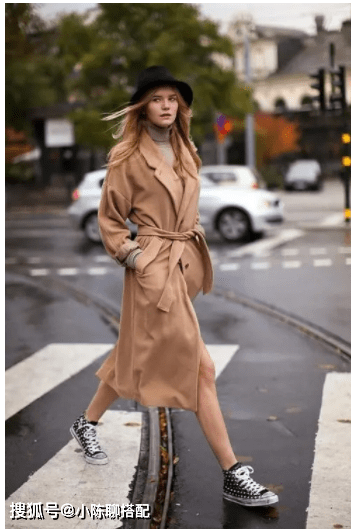 颜色 60岁妈妈比女儿会穿,秋天“大衣+毛衣”,越老越洋气优雅