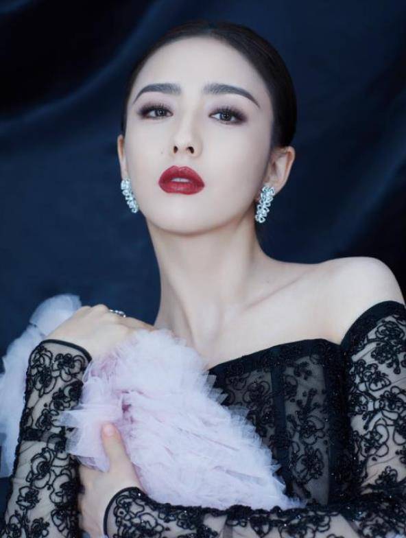 佟丽娅 佟丽娅卡通毛衣配短裙游玩环球影城，元气满满，“扮嫩”有一手