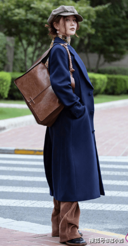 藏蓝色 刘诗诗彻底换风格了，穿卡其色风衣配连帽卫衣，连气质都变洋气了