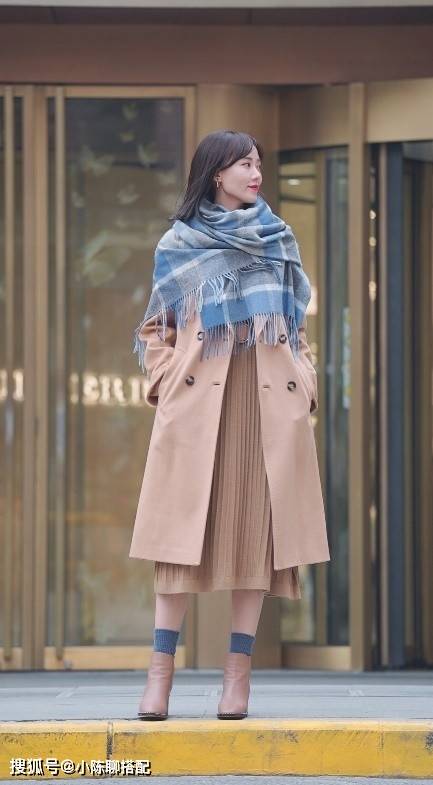 颜色 穿衣别太复杂,中年微胖妈妈们试试“半裙+靴子”,显瘦又高级