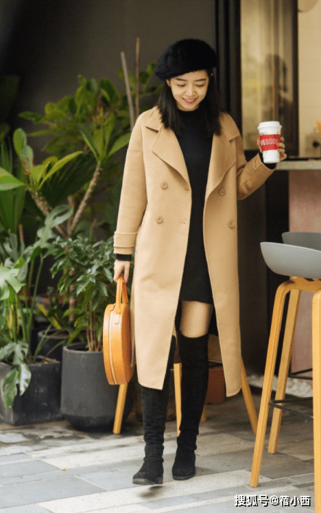 毛衣 奔三奔四的女人,建议多穿大衣+“长筒靴”或“短靴”,时髦洋气
