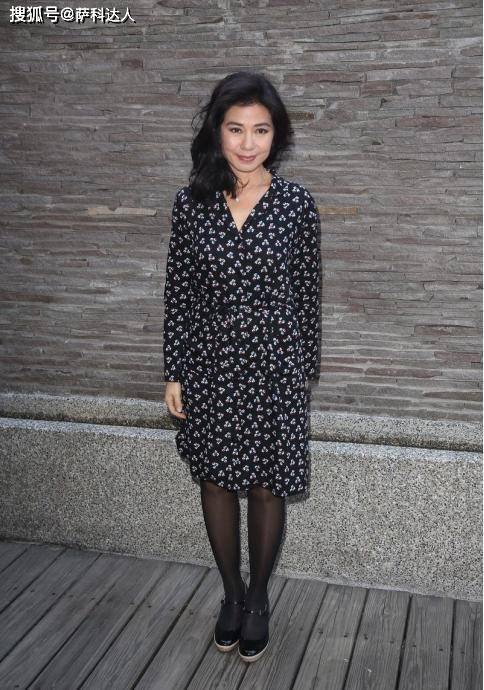 钟楚红果然是一代女神条纹连衣裙配丸子头回眸一笑好惊艳