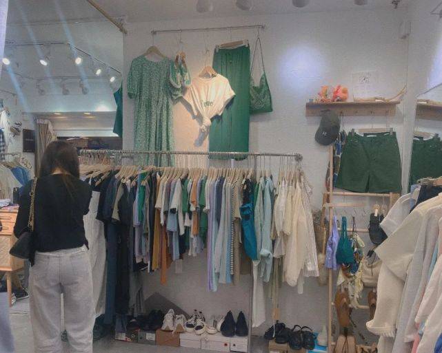 地下 胜利文化广场 LH STUDIO女装