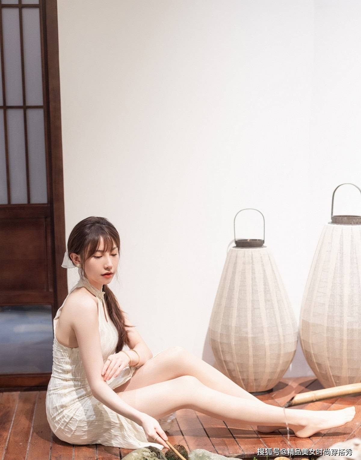 波浪 改良版的旗袍连衣裙，修身的版型开叉的设计，展现女性优雅的身姿