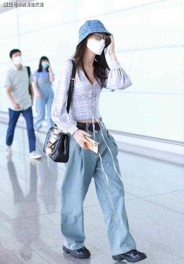 黄圣依 “阔太”黄圣依真赶时髦,穿束腰衬衫配阔腿牛仔裤,嫩成00后