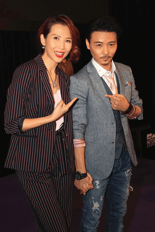 眼袋 蔡少芬为了张晋真是太拼了，顶着眼袋也要上班，造型太显老了