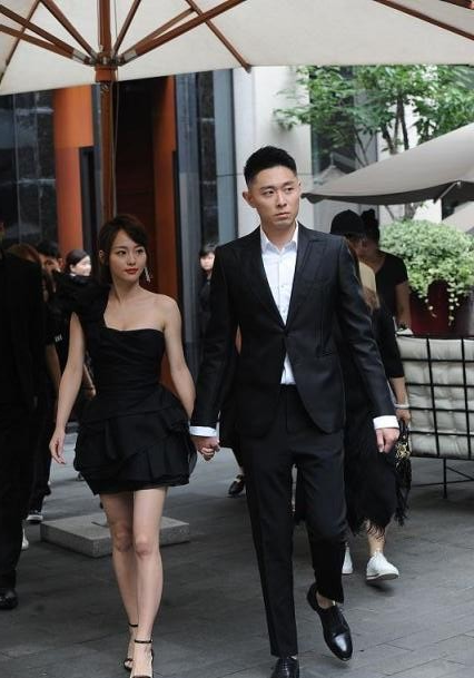 短裙 张嘉倪：与老公买超手拉手，穿A字单户黑短裙好迷人，真羡煞旁人