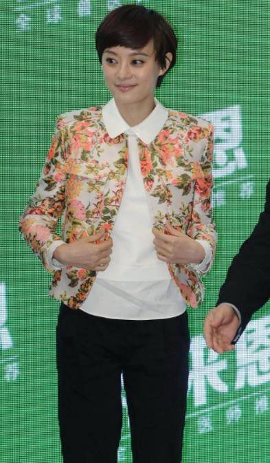 关键 孙俪的气质真是不虚，出席活动就穿个牛仔裤，关键还能hold住全场