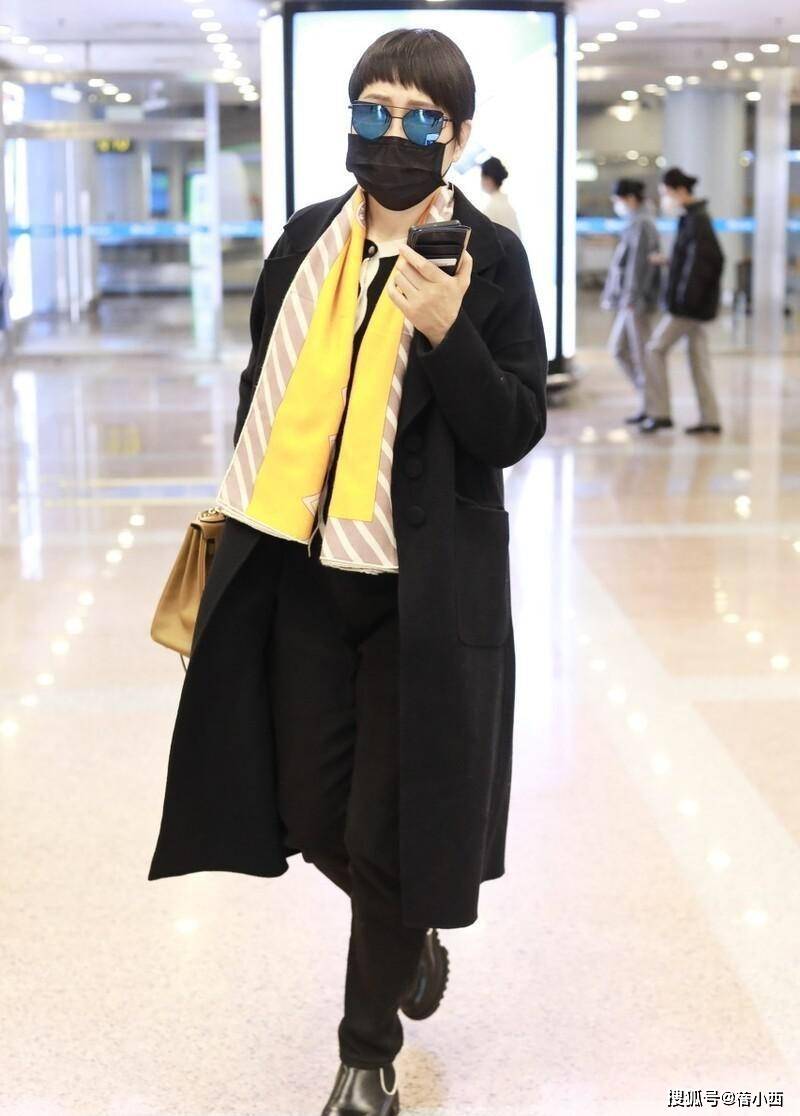 黑色 “国民婆婆”张凯丽气质无敌了，穿衬衫配短裤走机场，秀出豆腐腿