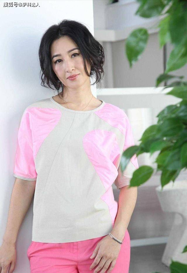 设计 关咏荷果然是人生赢家,穿白色连衣裙配波波头,55岁惊艳了时光