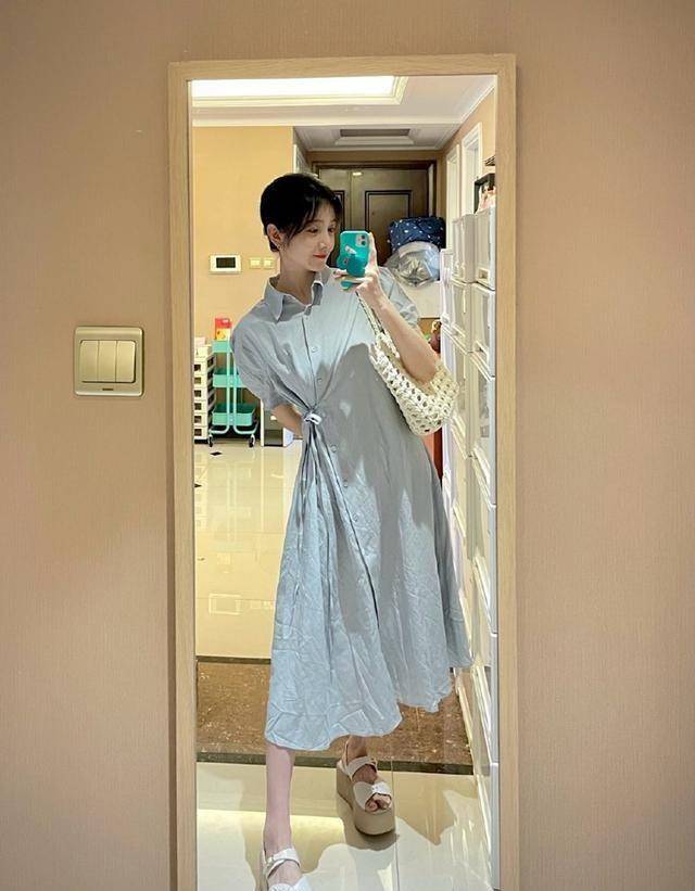 下装 陈小纭穿短裙和闺蜜合照，腰细腿长很吸睛，气质完胜闺蜜