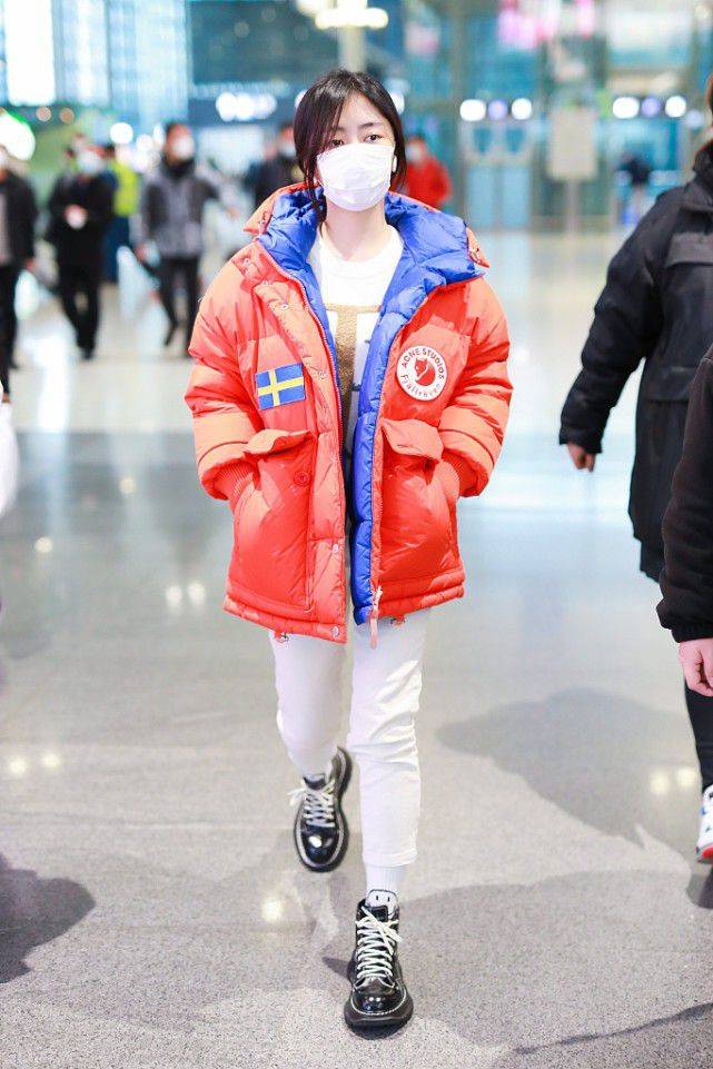 设计 谭松韵这造型挺有个性，衣服上这么多口袋，都要看花眼了