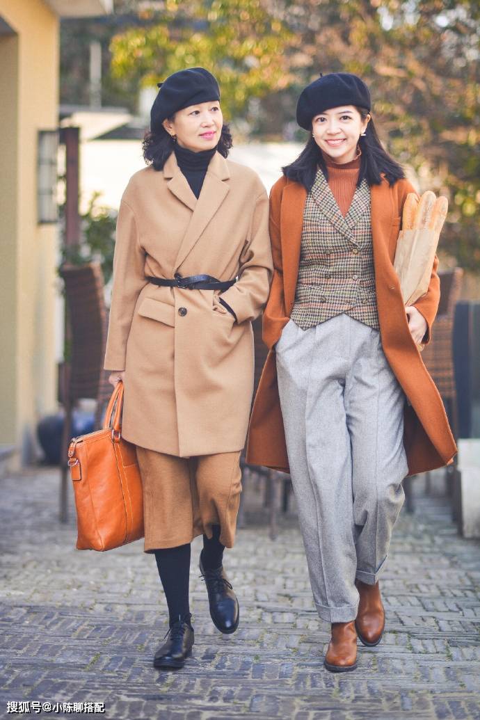 颜色 60岁妈妈比女儿会穿,秋天“大衣+毛衣”,越老越洋气优雅