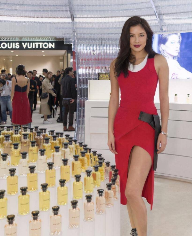 健美 黎明前妻身材好健美，穿修身连体裤的乐基儿，这丰满身材惹人关注