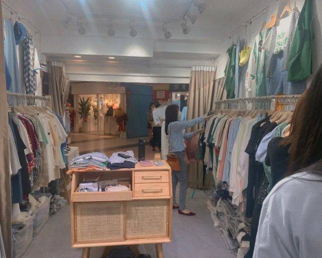 地下 胜利文化广场 LH STUDIO女装