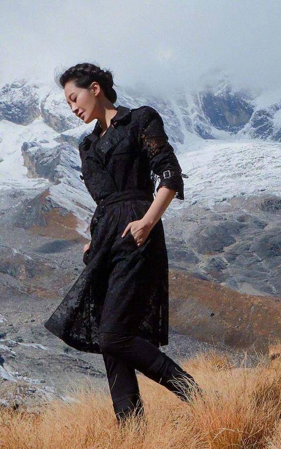 展现 许晴黄色长裙荡秋千,五十岁的许晴把生活过成了二十的样子