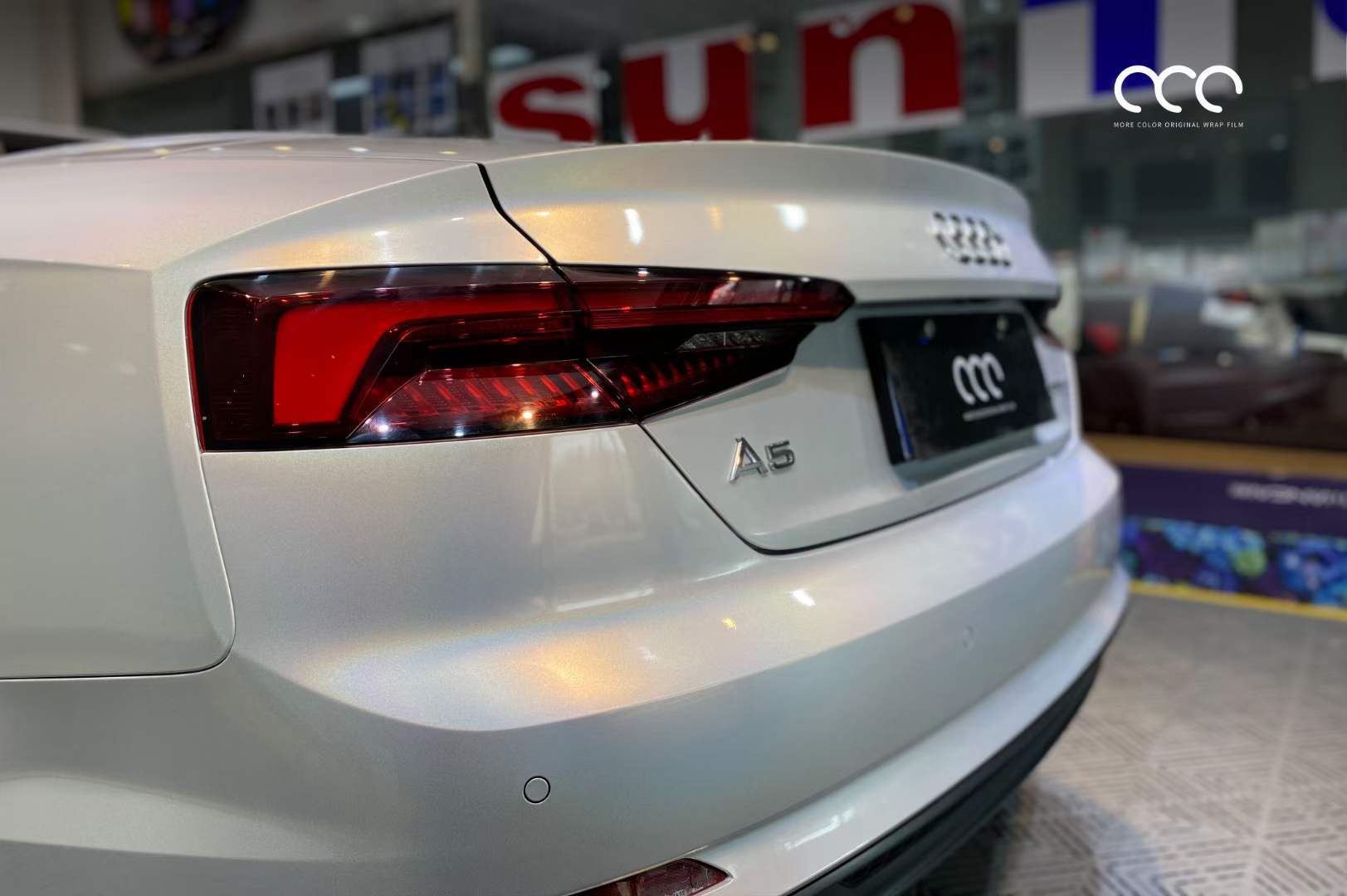 奥迪汽车漫彩改色膜镭射水晶白