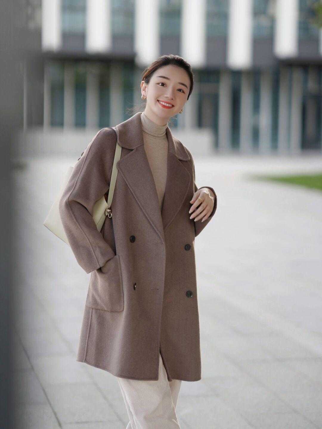 设计 秋冬季,时尚博主都爱用“大衣+针织衫+白色长款”,高级又时髦