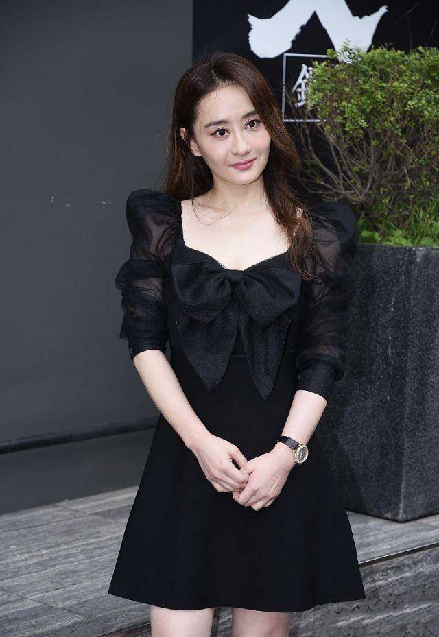 美眉 陈德容真会“装嫩”,穿小黑裙简约温柔,胸前蝴蝶结暴露少女心