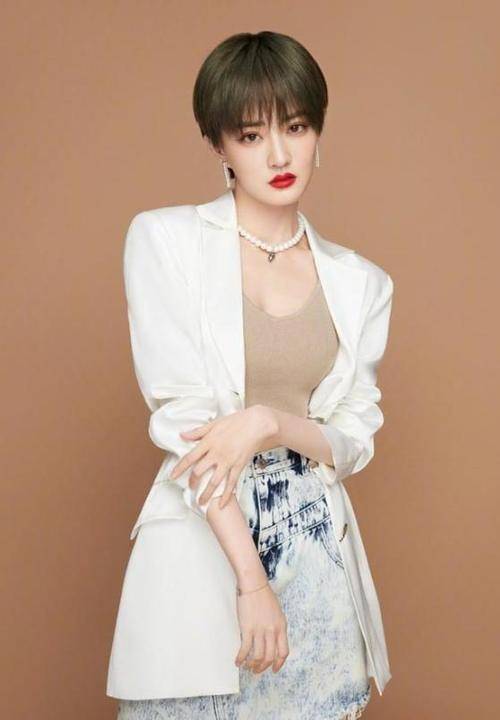 下装 徐璐为了秀身材也蛮拼的，天冷还穿吊带露脐装，在机场回头率十足