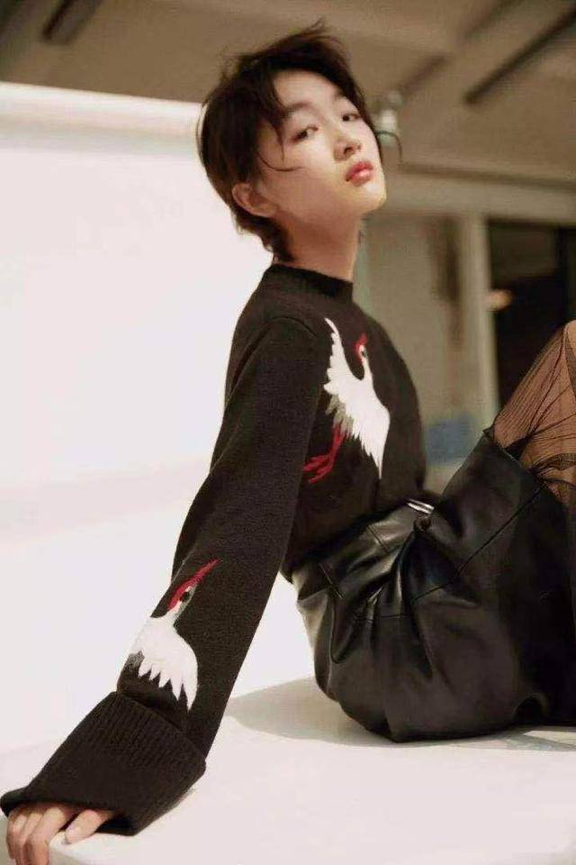 毛衣 今年想要时髦有范，穿出精致的脸庞，不妨选择烟管领毛衣