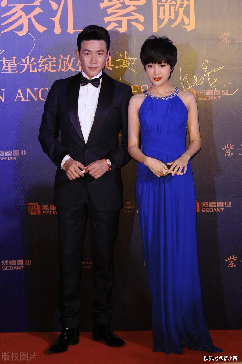 黑色 陆毅终于不油腻了，鲍蕾都被他宠成贵妇，穿紧身裙亮相气质惊艳