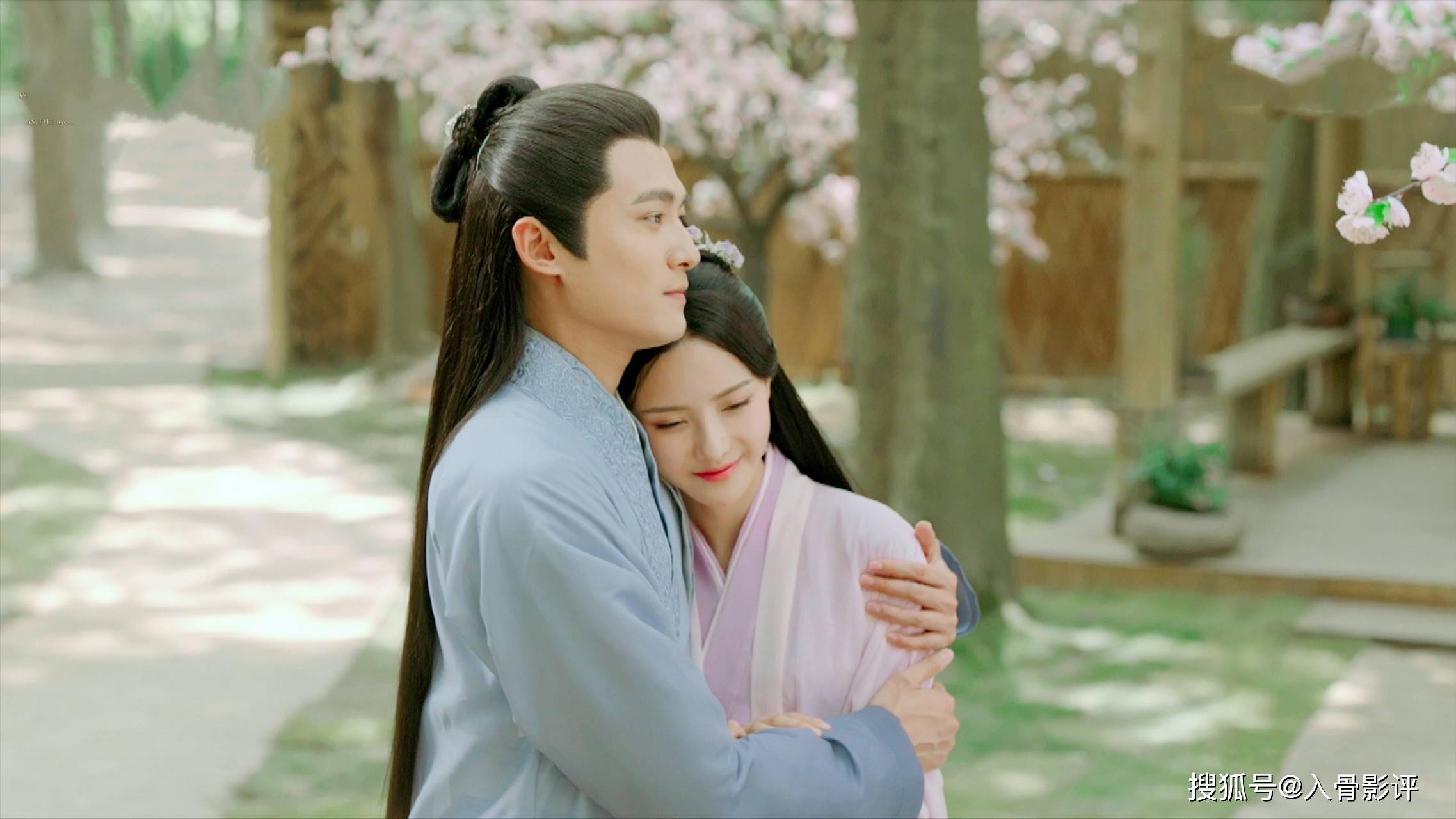 佟梦实|《皎若云间月》:女主角的书粉身份堪忧,男主角古装男神地位不保