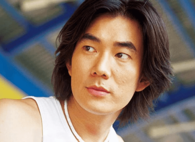 生活|任贤齐出名多年，父母仍住在挂满儿子海报的旧屋里，为啥老人不愿去儿女身边？