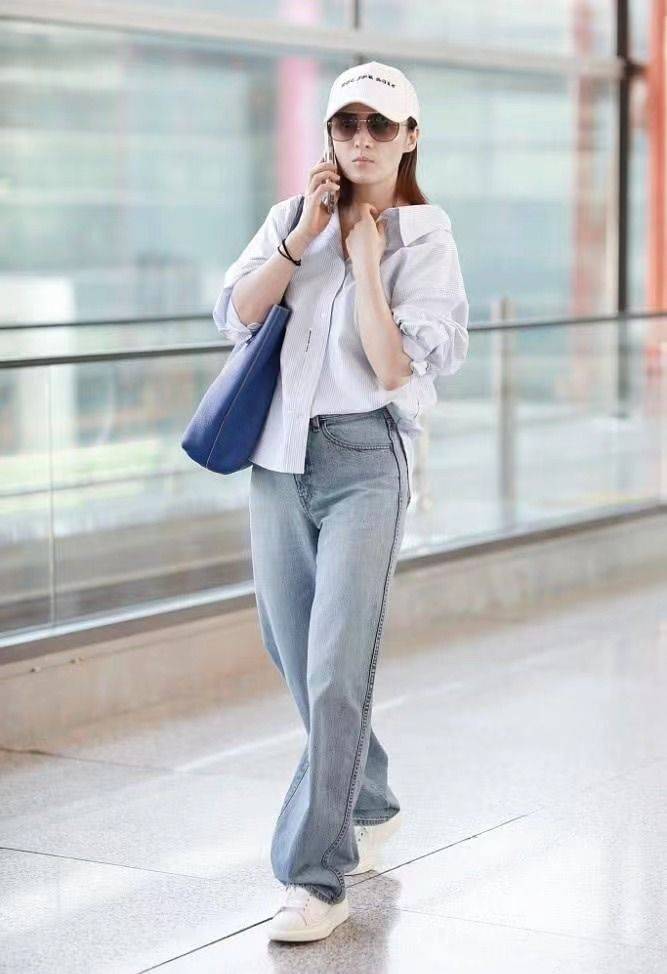 一身 陈建斌两口子走机场,蒋勤勤穿一身黑好显嫩,站一起不像只差5岁