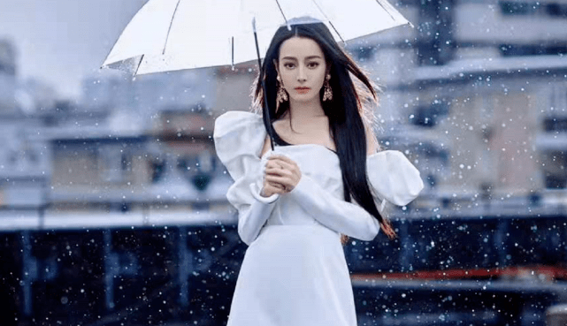 一字型 热巴直接靠脸就能吸粉!穿公主裙秀极品身材,雨中撑伞像拍偶像剧