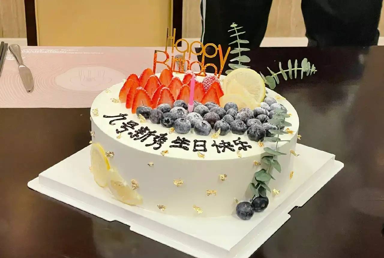 广东队九号新秀过37岁生日,主教练化身主持人,赵睿变乖乖仔