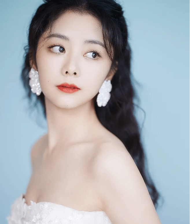 黑色 “学生妹”谭松韵,158的个子,却能穿出高个子的既视感